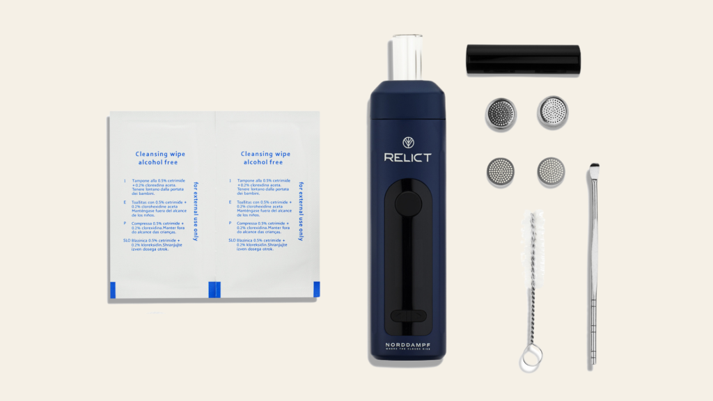Zerlegter Vaporizer mit Reinigungszubehör wie Bürste, Wattestäbchen und Stopfwerkzeug – optimale Vorbereitung zur gründlichen Pflege des Geräts.