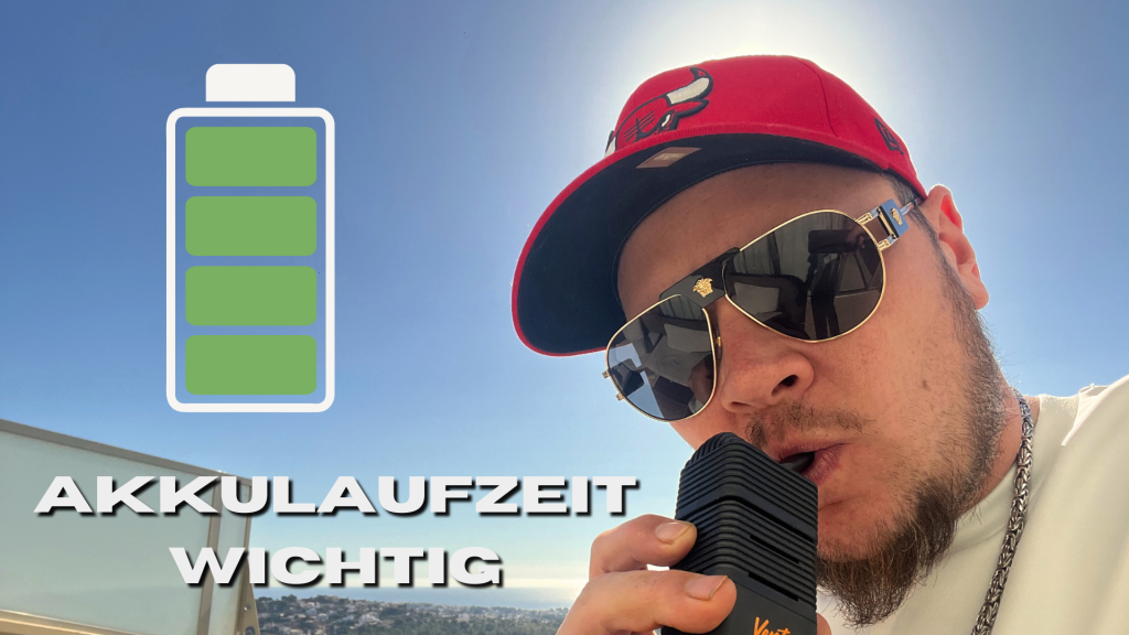 Mann nutzt Kräuter Vaporizer auf einem Festival im Freien. Eine Anzeige zeigt die volle Akkuladung eines Mah Akku, wie der in dem Norddampf Relict Vaporizer. Vielleicht ein Cannabis Vaporizer mit eine ein knopf bedienung.