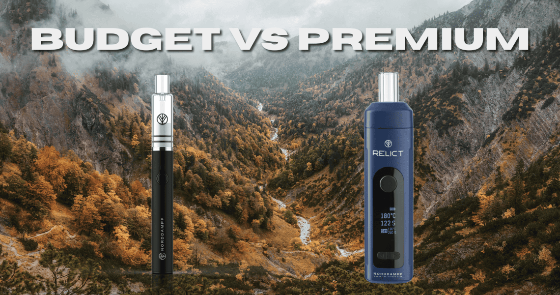 Vergleich zwischen Budget Premium Vaporizer Qualität auf einem Holztisch mit der Aufschrift „BUDGET vs PREMIUM“ im Hintergrund.
