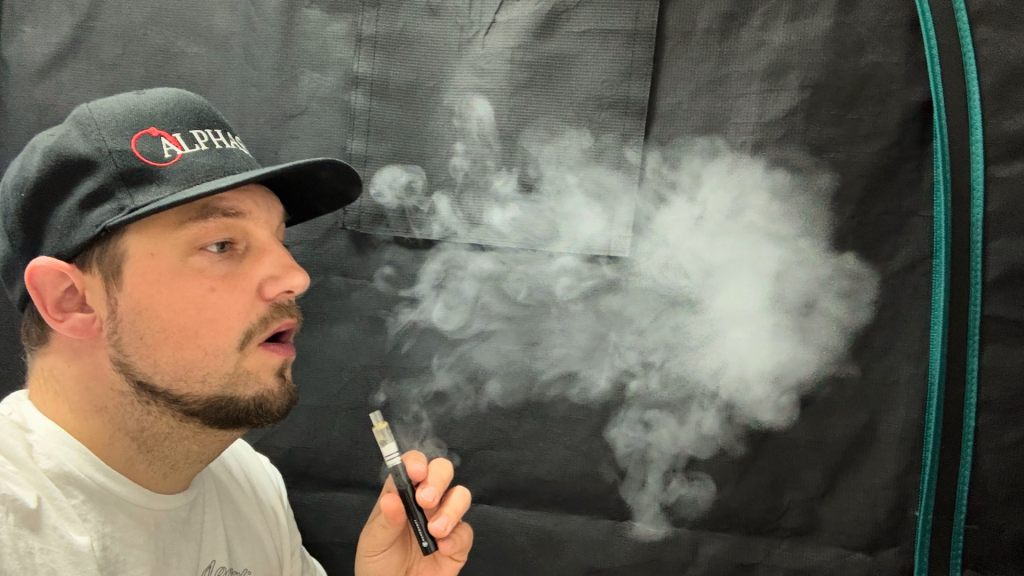 Mann entspannt sich mit einem tragbaren Vaporizer