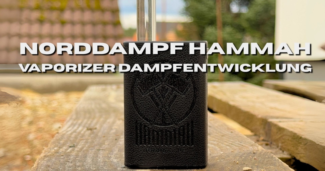 Ein schwarzer Vaporizer mit Glas-Mundstück steht auf einem Holztisch im Freien. Im Hintergrund sind Bäume und Hausdächer zu sehen.