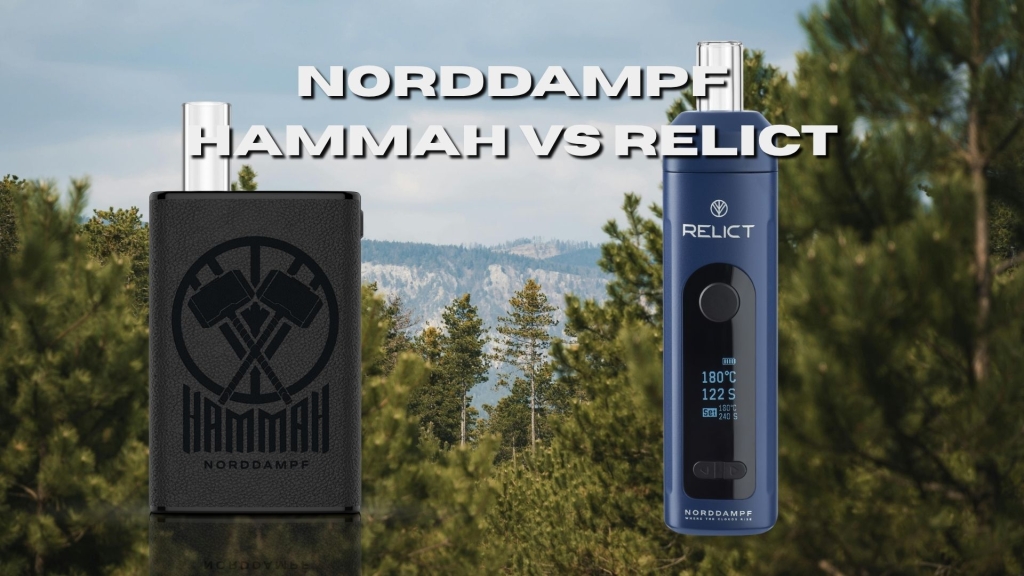 Vergleichsbild zweier Vaporizer vor Wald- und Bergkulisse. Links der schwarze Hammah-Vaporizer, rechts der blaue Relict-Vaporizer mit Display. Darüber der Titel „Norddampf – Hammah vs Relict“.