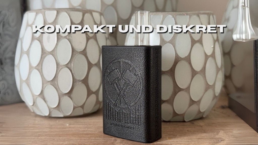 Schwarzer Hammah-Vaporizer steht zwischen Dekovasen auf Holzregal.
