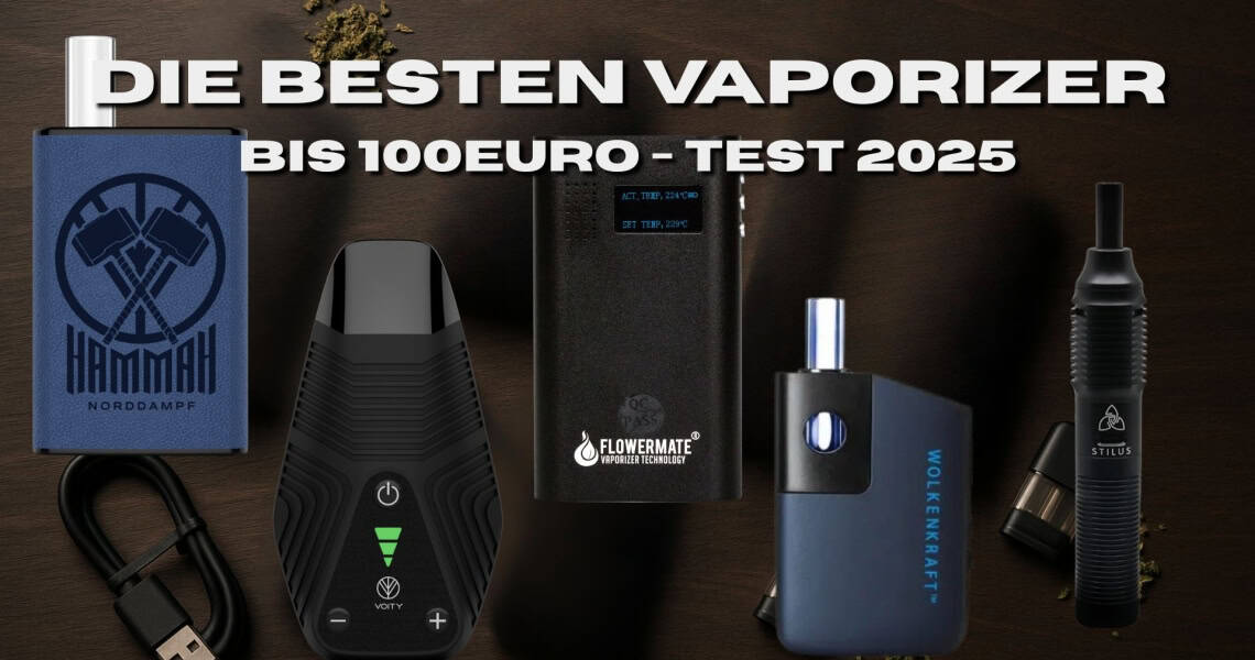 Fünf tragbare Vaporizer-Modelle nebeneinander auf dunklem Holzuntergrund, darüber der Text: „Die besten Vaporizer bis 100 Euro – Test 2025“. Links ist der Hammah von Norddampf zu sehen, daneben Modelle von Voity, Flowermate und Wolkenkraft.