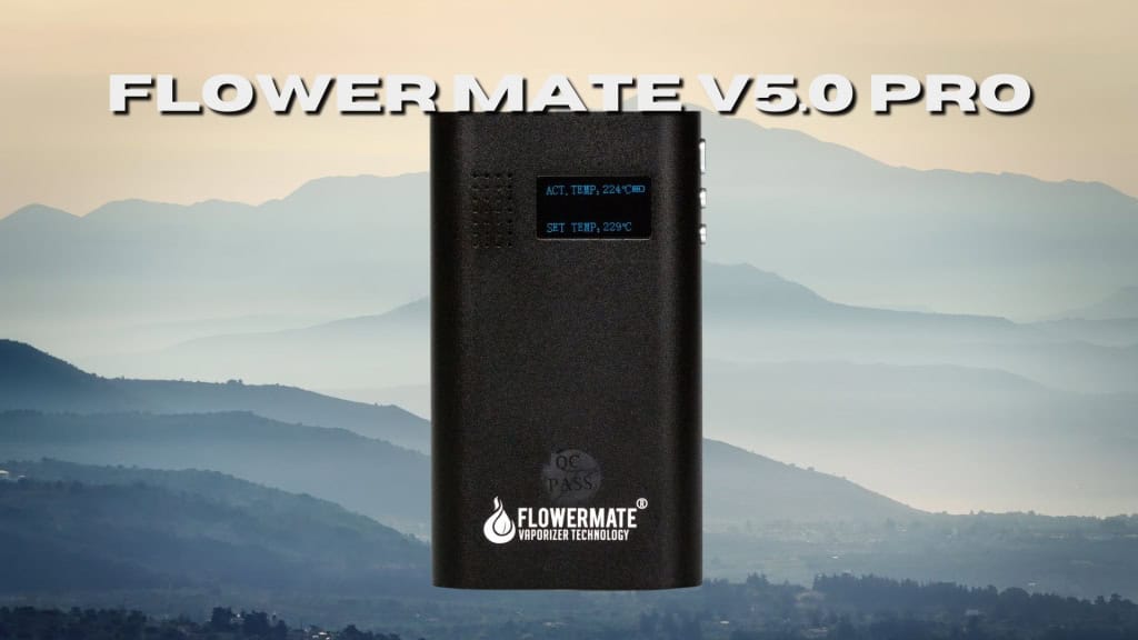 Der FlowerMate V5.0 Pro Vaporizer steht zentriert vor einem nebligen Bergpanorama. Sein Display zeigt Temperaturangaben, darüber steht der Titel „Flower Mate V5.0 Pro“.