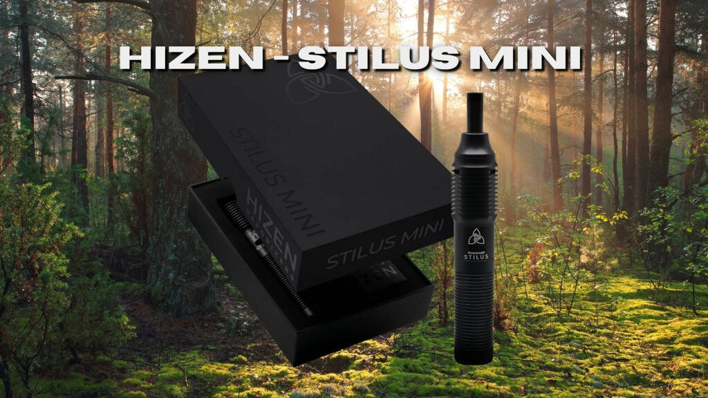 Schwarzer Hizen Stilus Mini Vaporizer und seine geöffnete Verpackung stehen vor einem moosbedeckten Waldboden mit Sonnenstrahlen, die durch hohe Bäume dringen. Oben im Bild steht der Text „HIZEN – STILUS MINI“ in großen weißen Buchstaben.