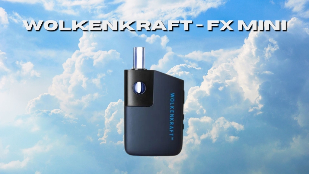Der Wolkenkraft FX Mini Vaporizer ist zentral vor einem wolkigen Himmel positioniert. Das kompakte, blaue Gerät mit Glasmundstück hebt sich deutlich vom luftigen Hintergrund ab. Oben steht der Produktname in großen, weißen Buchstaben.