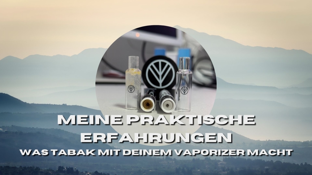 Drei benutzte Glasmundstücke mit Rückständen stehen nebeneinander auf einem Tisch, im Hintergrund verschwommen ein Vaporizer.
